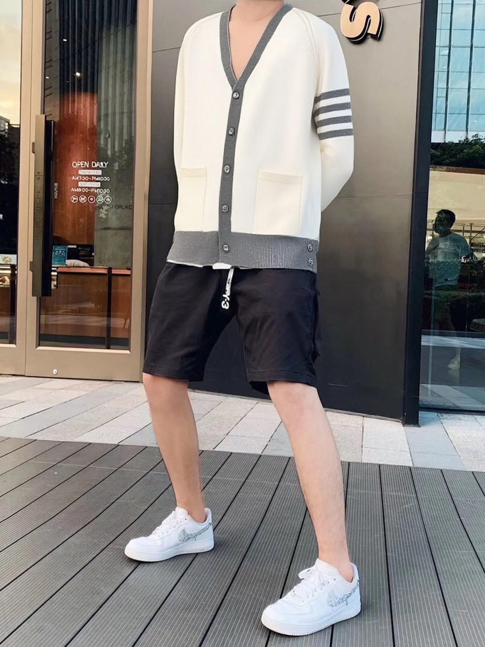 ✔